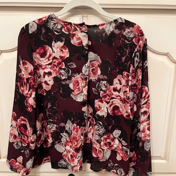 Cupcakes and Cashmere Floral Cropped Blouse - Picture 2 of 4